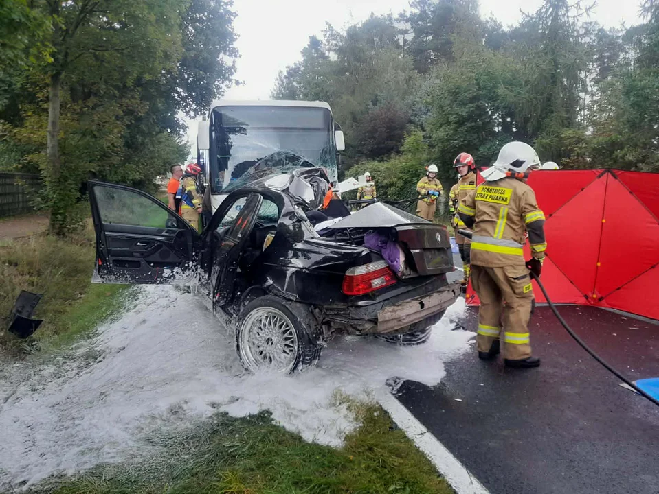 Zderzenie samochodu z autobusem w powiecie grodziskim