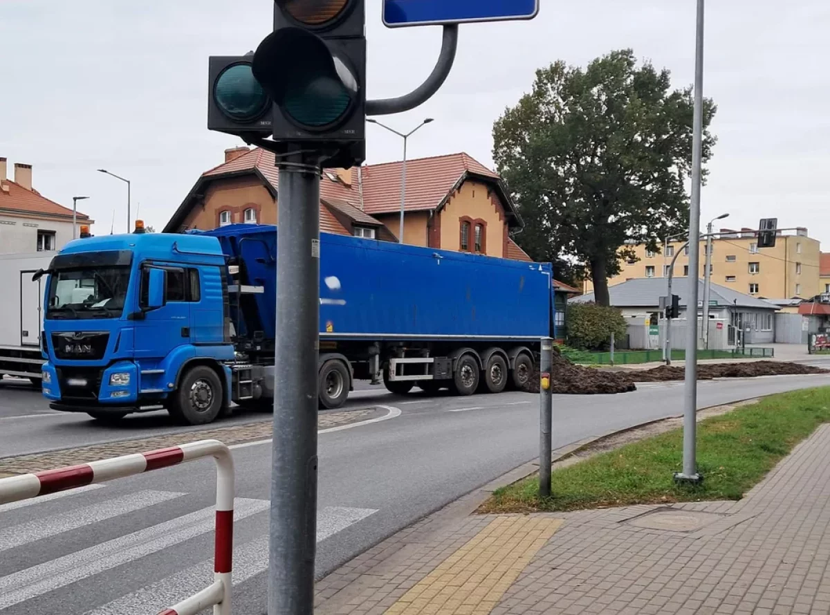 Utrudnienia na DK 12 w Pleszewie. Z ciężarówki wysypał się obornik [ZDJĘCIA]
